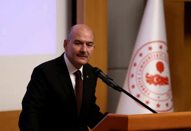 Soylu, İstanbul Büyükşehir Belediyesi’ne yönelik yürütülen soruşturmayla ilgili olarak, “İstanbul Büyükşehir Belediyesinde işe alınan 1668 kişinin veya yakınının terör örgütü irtibatı ve iltisakına dair kaydı bulunduğu belirlenmiştir” dedi.