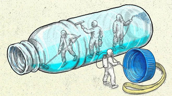 Рисунок бутылки, которую изнутри и снаружи моют крошечные уборщики в защитном снаряжении