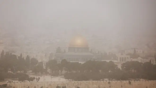 المسجد الأقصى، خلال عاصفة ترابية في 11 أغسطس 2025.