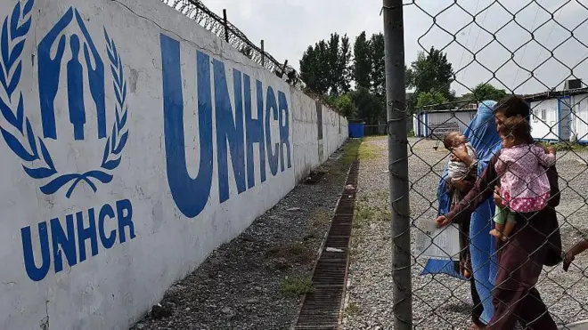 افغان کډوال له کورنۍ سره روان دی