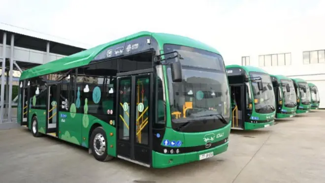 yaşıl rəngli BYD markalı elektriklə işləyən avtobuslar qarajda dayanıblar