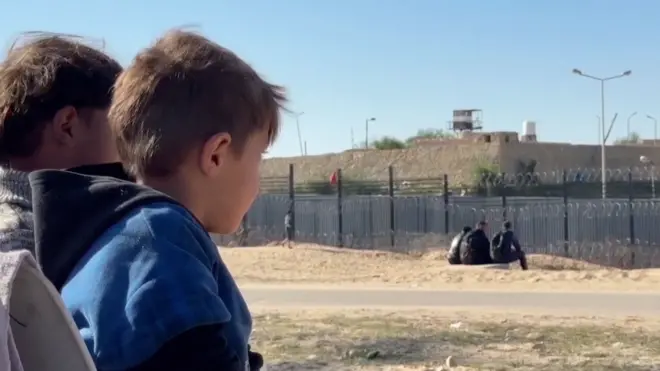 طفلان نازحان على الحدود بين مصر وغزة