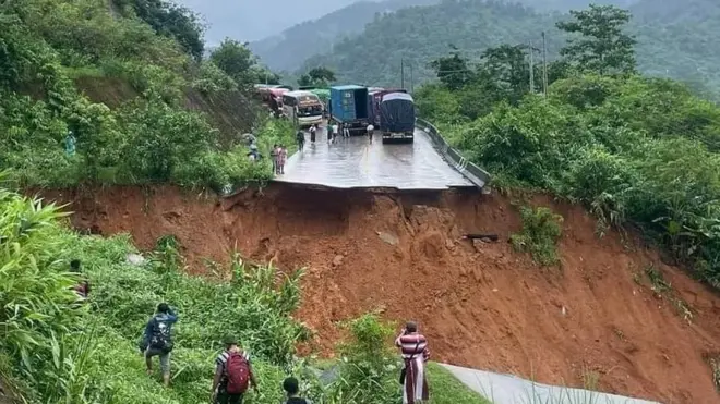 အာရှလမ်းမကြီး၊ တောနော်ရေတံခွန်နား တောင်ပတ်လမ်းပေါ်မှာ တောင်ကျရေကြောင့် လမ်းပြတ်ကျသွားမှု