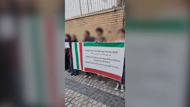 تجمع دانشجویان متقاضی ویزای ایتالیا در تهران
