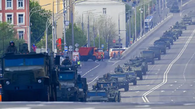 Российская военная техника направляется на Красную площадь во время репетиции военного парада, 7 мая 2025 года.