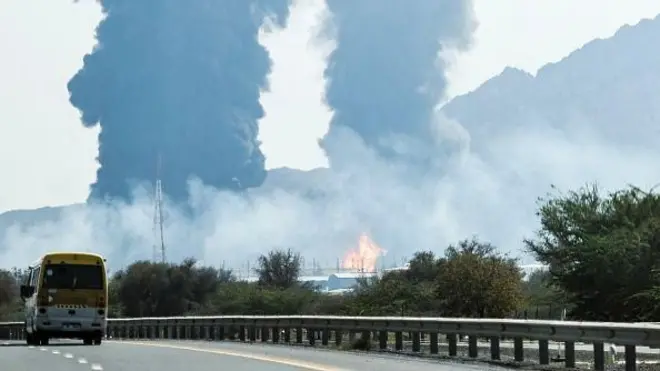 यूएईको फुजाइरामा आगो र धुवाँको मुस्लो उडिरहेको दृश्य