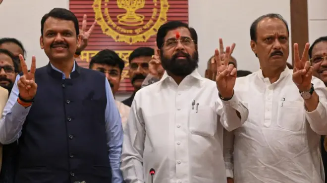 विधानसभा निवडणुकीतील विजयानंतर आनंद व्यक्त करताना देवेंद्र फडणवीस, एकनाथ शिंदे, अजित पवार