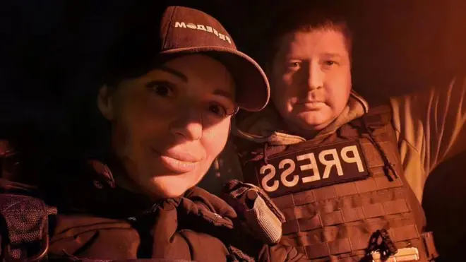 Воєнна кореспондентка телеканалу "FreeДом" Олена Губанова та оператор Євген Кармазін