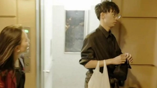 یک زن و یک مرد که به نظر می‌رسد زن به او اعتراض می‌کند