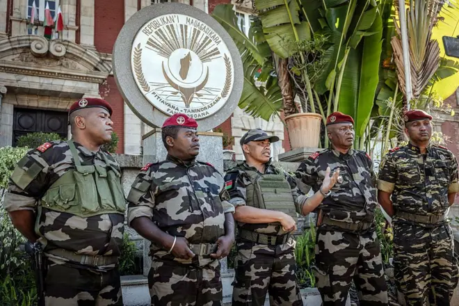 Voici une photo du colonel Michael Randrianirina et d'autres membres de l'unité militaire d'élite CAPSAT, debout devant le palais présidentiel après avoir annoncé leur prise de pouvoir.