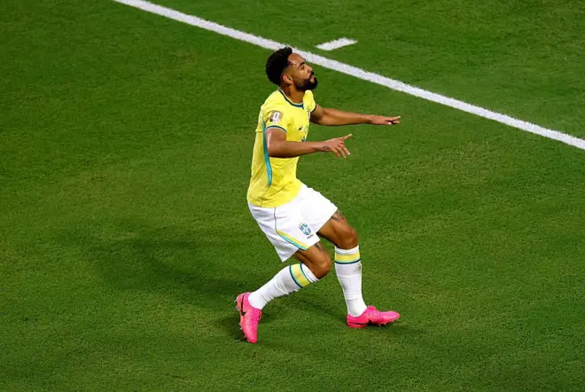 Matheus Cunha comemora