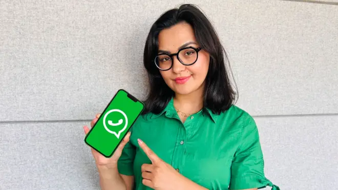 د بي بي سي خبریاله چې ټیلفون یې په لاس کې نیولی دی