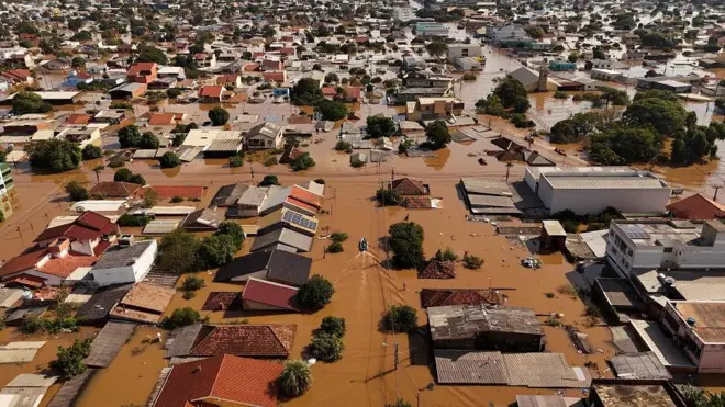 Vistaesporte da sorte roletadrone mostra barco com voluntáriosesporte da sorte roletabuscaesporte da sorte roletapessoas isoladasesporte da sorte roletacasas no bairroesporte da sorte roletaMathias Velho,esporte da sorte roletaCanoas, Rio Grande do Sul