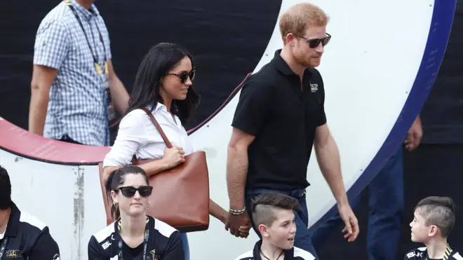 เจ้าชายแฮร์รี ทรงจูงมือแฟนสาวออกที่สาธารณะครั้งแรก