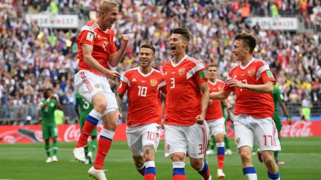 Iury Gazinsky celebra el primer gol de Rusia 2018. Los anfitriones se adelantan en el marcador a Arabia Saudita.