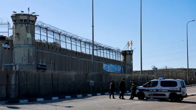 أفراد من القوات الإسرائيلية يقفون خارج السجن العسكري الإسرائيلي، عوفر، 15 فبراير، 2025. 