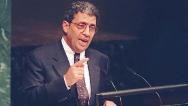 صورة أرشيفية لعمرو موسى متحدثاً في الأمم المتحدة حين كان وزيراً للخارجية المصرية 