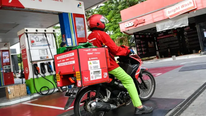 Pertamina menyediakan jasa layan antar agar konsumen tak perlu keluar rumah