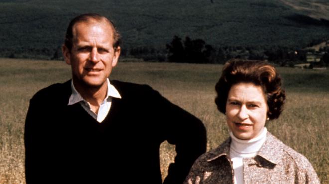 愛丁堡公爵（左）與女王在蘇格蘭巴爾莫勒爾（Balmoral）留影（1/9/1972）