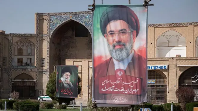 အီရန်ခေါင်းဆောင်သစ်ရဲ့ ဓာတ်ပုံကို တီဟီရန်မှာတွေ့ရပုံ 