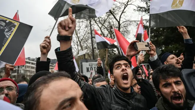 محتجون أمام القنصلية المصرية في اسطنبول