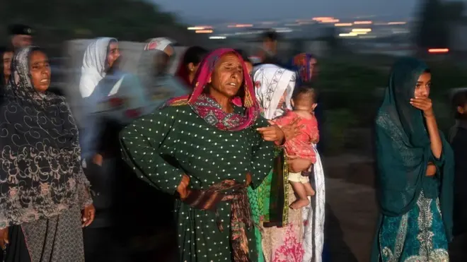 पाकिस्तान विमान दुर्घटना: सेनाको विमान घरहरूमा ठोक्किँदा १५ को मृत्यु