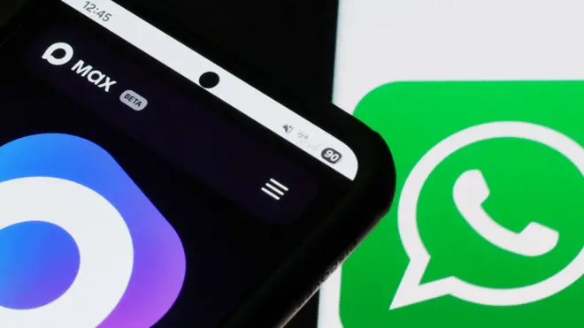 Логотип Max и логотип WhatsApp на заднем плане