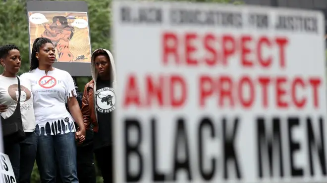 Активисты "Партии новых Черных пантер" требуют, чтобы полиция проявляла больше уважения к чернокожим