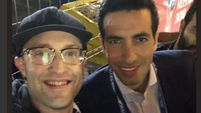 لاعب كرة القدم المصري السابق محمد أبو تريكة يعتذر عن صورة له مع إسرائيلي في روسيا.