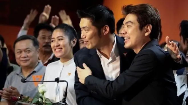 หัวหน้า และเลขาธิการ อนค. แสดงความยินดีภายหลัง มติศาลรัฐธรรมนูญ ชี้ว่าธนาธร-ปิยบุตร-อนาคตใหม่ ไม่เป็นปฏิปักษ์ต่อระบอบประชาธิปไตย เมื่อวันที่ 21 ม.ค.