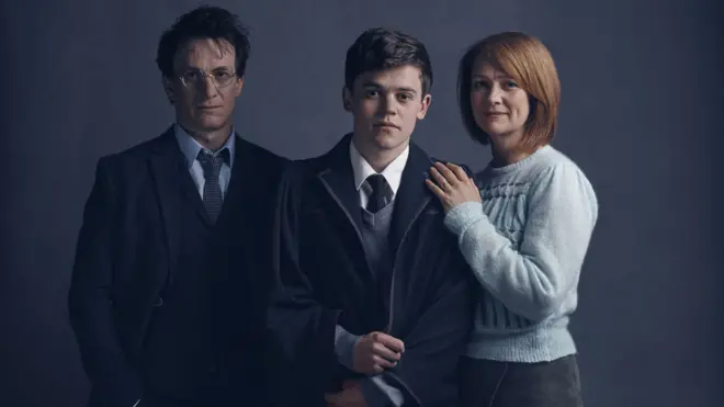 جايمي باركر، وسام كليمينت، وبوبي ميلر في أزياء مسرحية هاري بوتر والطفل الملعون