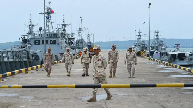 कंबोडिया के रीम नौसैनिक अड्डे पर तैनात जवान