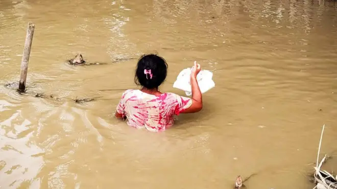 စစ်ဘေးရှောင်ရင်းရေဘေးကြုံရတဲ့ ဆားလင်းကြီးဒေသခံအမျိူးသမီးတစ်ဦး 