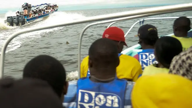 Los operadores de turismo se han visto presionados para separar los botes de turistas y los de migrantes.