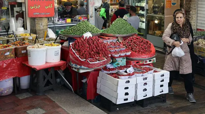 مغازه‌های بازارچه تجریش تهران. روز چهارم فروردین ۱۴۰۵. زنی در حال خرید و راه رفتن