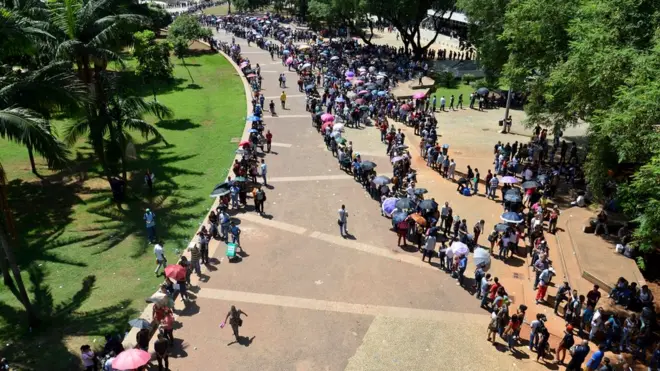 Cerca de 15 mil pessoas aguardaram em fila no Mutirão do Emprego no centro de São Paulo