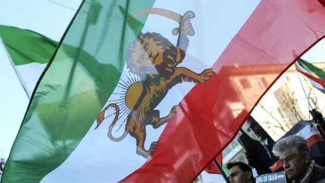 پرچم شیر و خورشید در تجمعات اعتراضی ایرانیان خارج