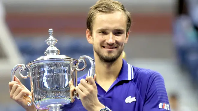 Даниил Медведев с чемпионским кубком US Open в 2021 году