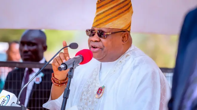 Gomina Ademola Adeleke ipinlẹ Osun wọ aṣọ funfun, o si de fila pẹlu awo loju