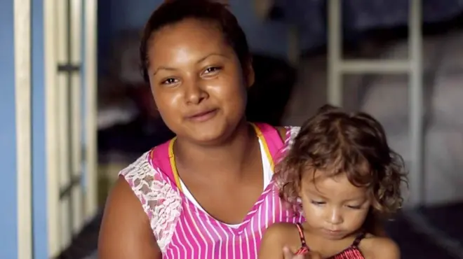 Verónica Rivera y su niña vienen de Honduras y esperan llegar a EE.UU.