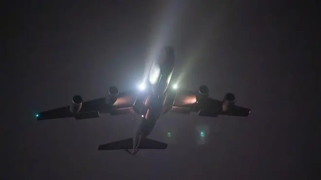 صورة أرشيفية لطائرة تزود بالوقود خلال انطلاقها لدعم عملية "عين الصقر" عند استهداف الولايات المتحدة ما وصفتها بمواقع متعددة لتنظيم الدولة الإسلامية وسط سوريا نهاية العام الماضي