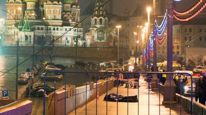 Загадочным образом ни одна из многочисленных камер наблюдения на Большом Москворецком мосту не зафиксировала момент убийства Бориса Немцова