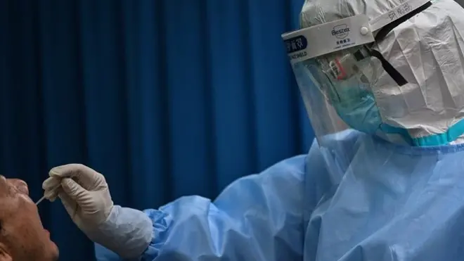 武漢全民檢測計劃出台之前，武漢某小區在5月9日和10日出現6例新增確診，打破了連續35天無新增病例的記錄。