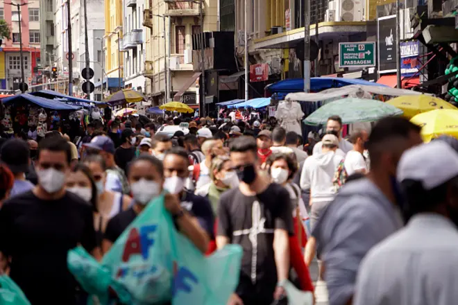 Pessoas com máscaras andandowazamba cassinorua 