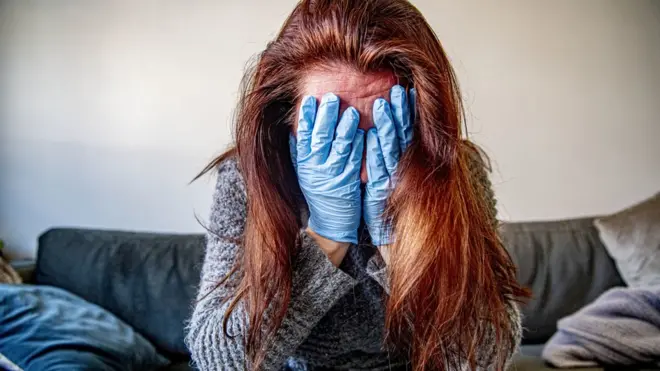 سيدة بريطانية في حالة من الصدمة بعد تشخيصها مصابة بكوفيد-19 عام 2020