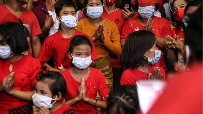 မန္တလေးမြို့က အမျိုးသား ဒီမိုကရေစီအဖွဲ့ချုပ် ပါတီထောက်ခံသူများ