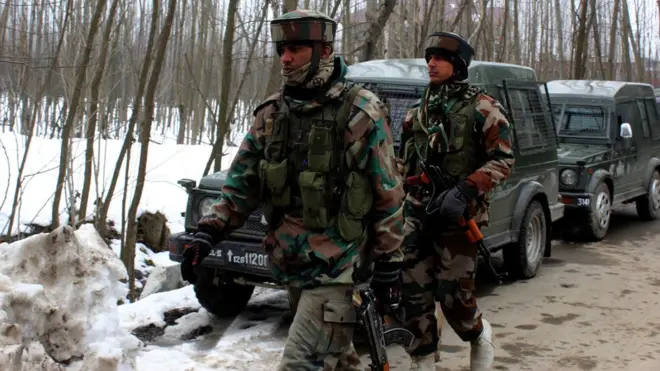 پولیس کے مطابق ایک مکان میں چھپے عسکریت پسندوں نے فوجیوں پر فائرنگ کر دی