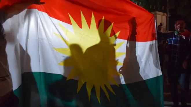 IKBY bayrağı taşıyan insanlar