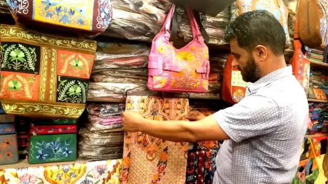 १६ वर्षको हुँदा नेपाल आएका आशिक हुसेन परिवारको चिन्ताले बैचैन बनेको बताउँछन्