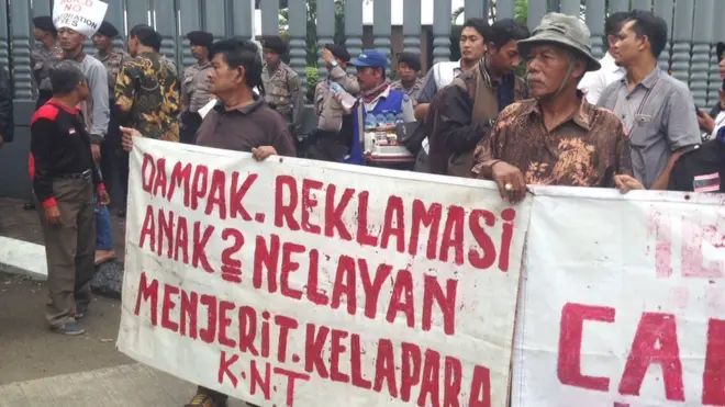 Puluhan nelayan berdemonstrasi di depan Kedutaan Belanda, mendesak Belanda untuk menghentikan keterlibatan dalam proyek reklamasi di Teluk Jakarta.
